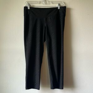 Old Navy Mid-Rise Compression Crop Leggings Black Diagonal Pattern Inner Pocket